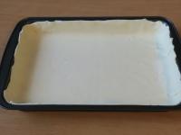 A leveles tésztát egy (22x32 cm) sütő lapra...
