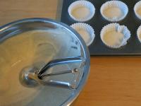 Papírkosarakat helyezünk a muffin formába....