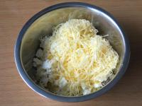 A bálkansajthoz hozzáadjuk a gouda sajtot,...