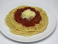 A spagettit vagy más tészta félét megfőzzük...