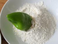 A paprika végét belemártjuk a lisztbe....
