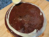 A csokoládét ráöntjük a torta széleire......