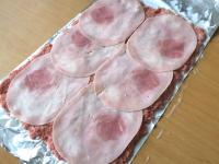 A húsra sonka szeleteket rakunk......