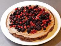 A kihűlt torta lapra rákenjük a krém egy...