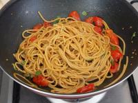 A spagettit levesszük a tűzről és megszórjuk...