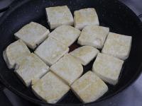 A tofu sajtot kockákra szeleteljük és mindkét...
