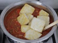 A kész szószhoz hozzáadjuk a megpirított tofu...