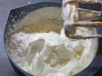 A tejszínt, cukorral és a skyr joghurttal...