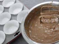 A muffin formákba belehelyezzük a...