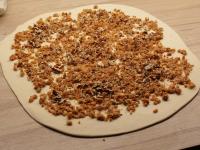 Egyenletesen megszórjuk a felszeletelt dióval...