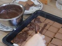 A puding felét a kekszre kenjük....