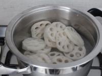 A vastagabb lótuszgyökér szeleteket megpucolva,...
