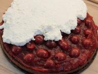 Az alsó piskóta lapra rákenjük a meggyes...