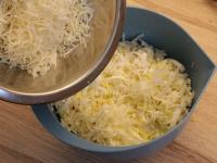 A póréhagymához adjuk hozzá a feta sajtot és...