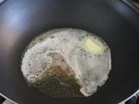 Egy mélyebb edényben vajat olvasztunk fel......