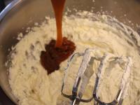 A vajhoz hozzáadjuk a mascarpone sajtot a...