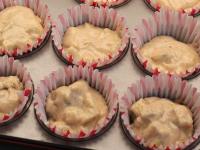 Papírkosarakkal kirakjuk a muffinformát. Osszuk...