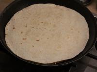 A tetejére ráhelyezzük a másik tortilla lapot...