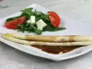 Spárga balzsamecetes-vajmártással