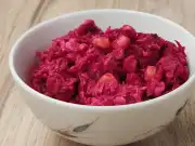 Céklasaláta sajttal és kukoricával